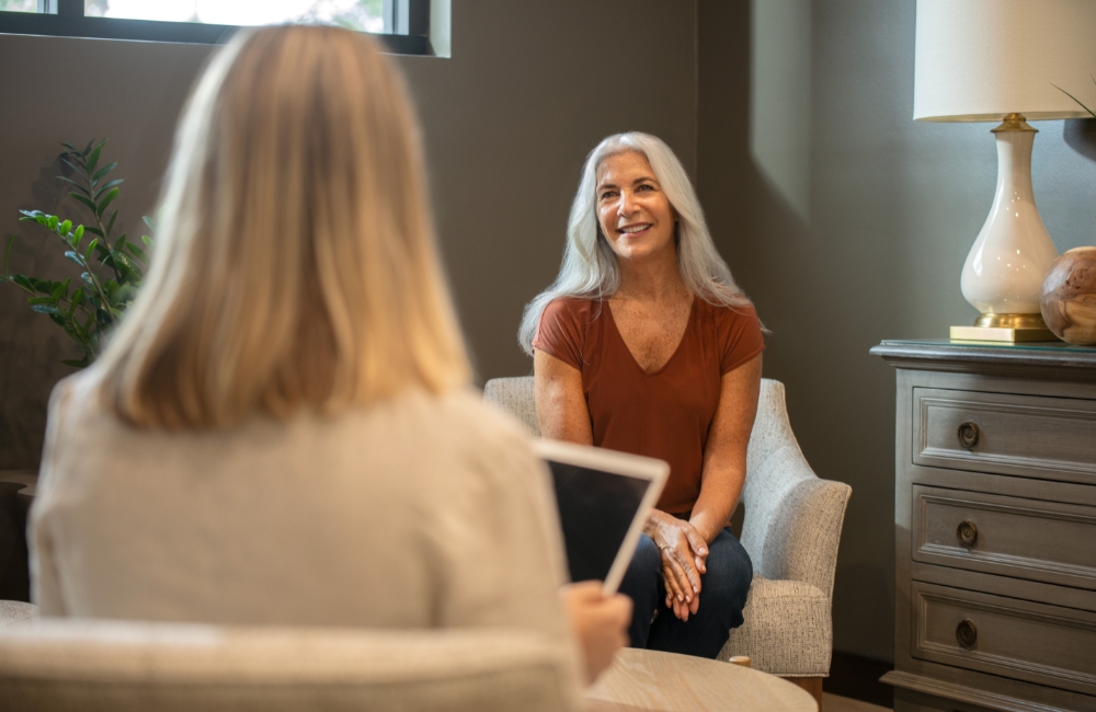 griffin-concierge-medical-step-1-consultation Senior woman speaking with a concierge doctor during an initial consultation at Griffin Concierge Medical.